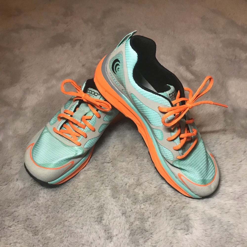 Topos 7.5 wide width running shoes orange teal